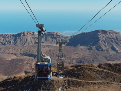 Kabelbaan naar de Teide met uitzicht over het vulkanische landschap van Tenerife.