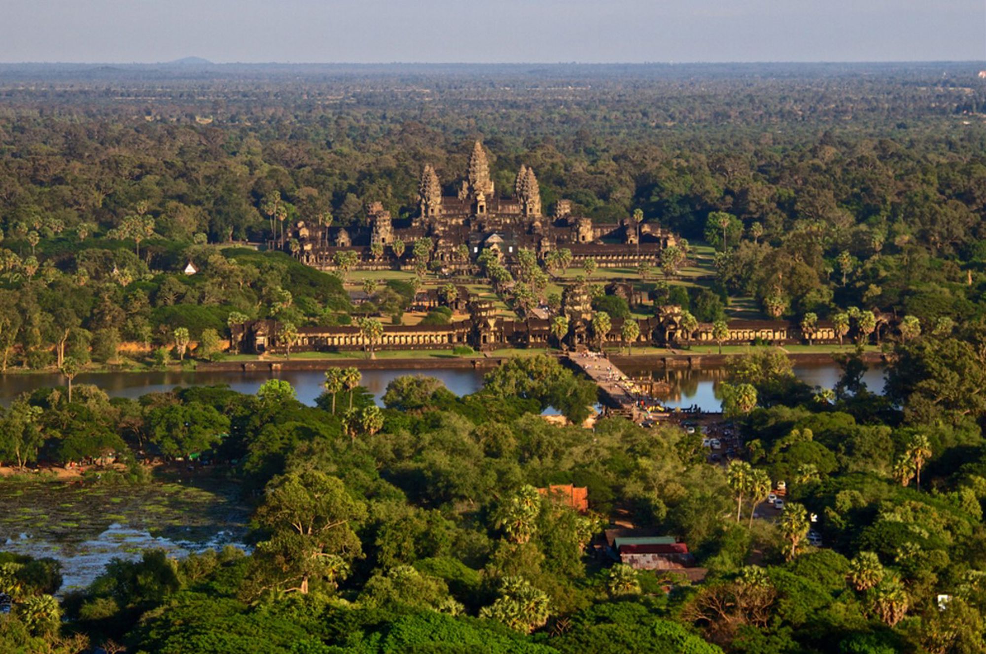 Angkor Wat-tempelcomplex bij Siem Reap, omringd door jungle en waterpartij in Cambodja.
