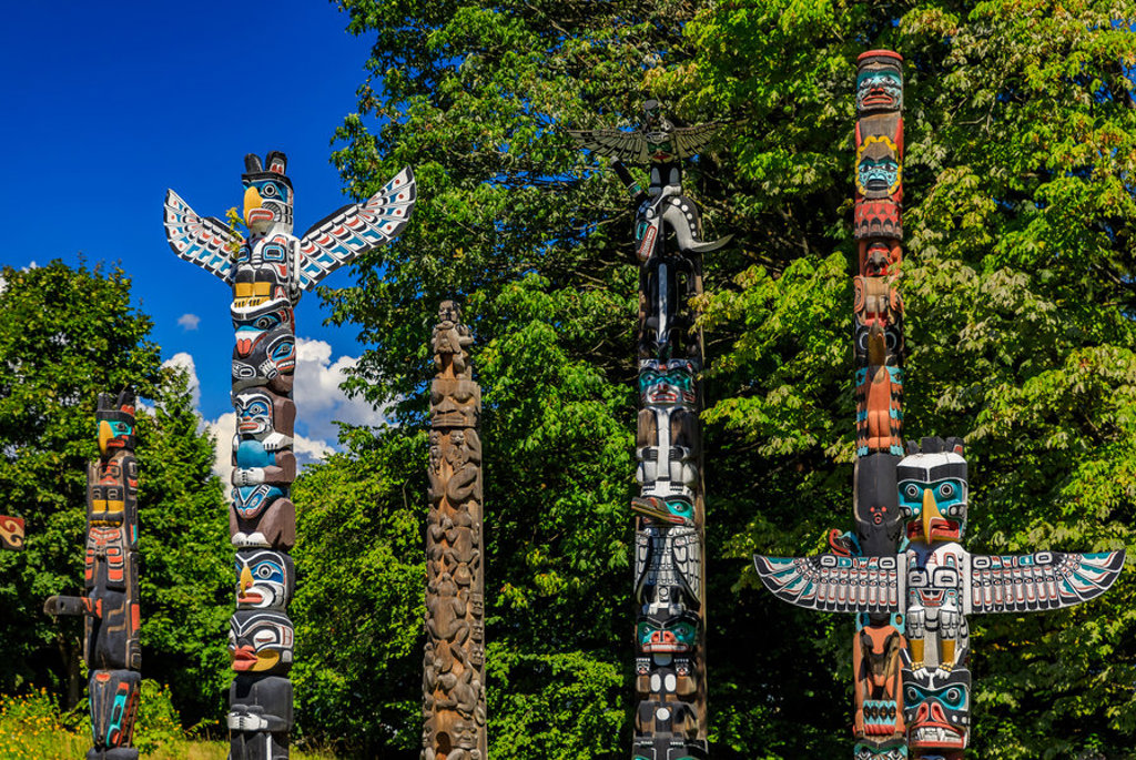 Gekleurde totempalen in Stanley Park, Vancouver, tijdens groepsrondreis Canada West Hoogtepunten.