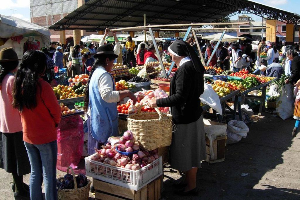 Lokale markt met strohoeden en souvenirs tijdens groepsrondreis Ecuador.