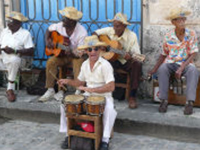 Straatmuzikanten met gitaren en bongo’s spelen muziek in Cuba tijdens de reisroute Cuba 23 dagen.