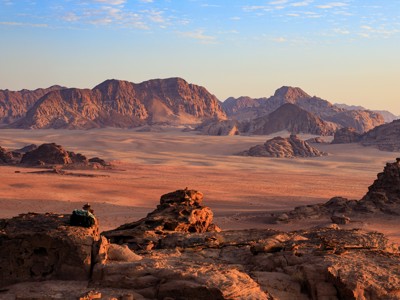 Zonsondergang boven de zand- en rotslandschappen van Wadi Rum in Jordanië.