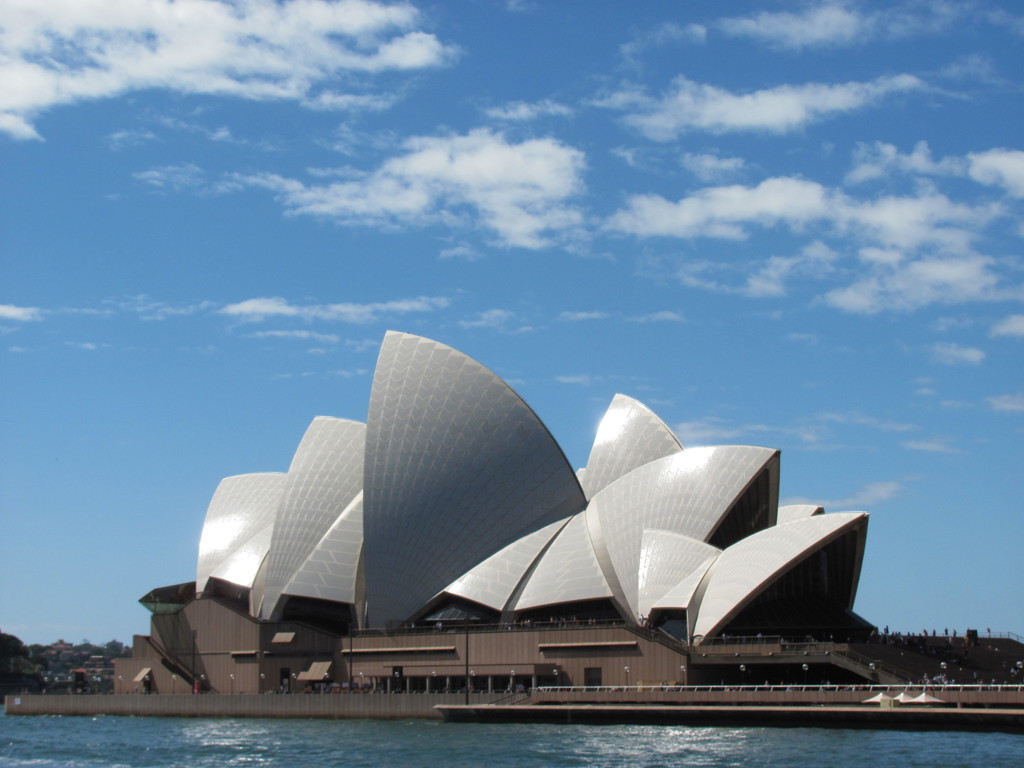 Sydney Opera House aan de haven tijdens een rondreis Australië met kampeer- en hotelovernachtingen.