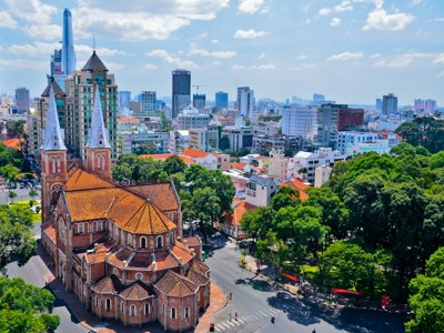 Uitzicht op de Notre-Dame kathedraal en skyline van Ho Chi Minhstad tijdens de route Vietnam.