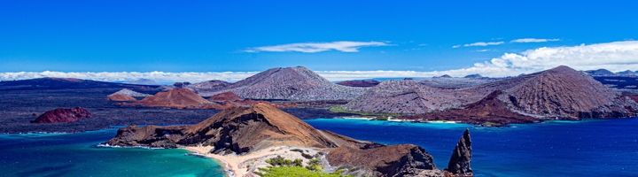 Panoramisch uitzicht op Bartolomé Island op de Galapagos met vulkanisch landschap en turquoise baaien.