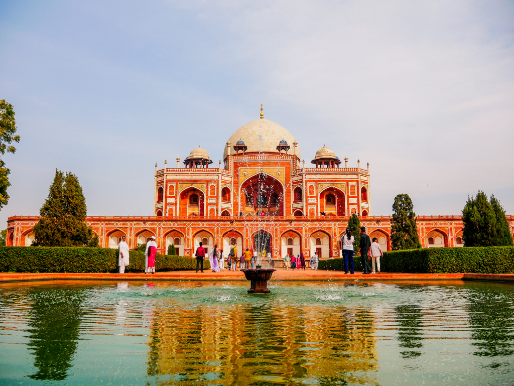 Humayun’s Tomb in Delhi met fontein en bezoekers tijdens een 22-35ers reis India.