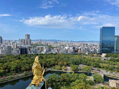 Uitzicht vanaf Osaka Castle over het park en de skyline van Osaka tijdens Route Japan.