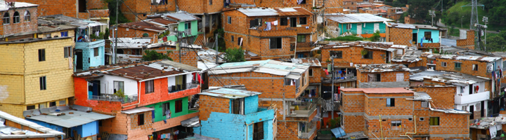 Uitzicht op kleurrijke huizen en bakstenen wijken op de heuvels van Medellín, Colombia.
