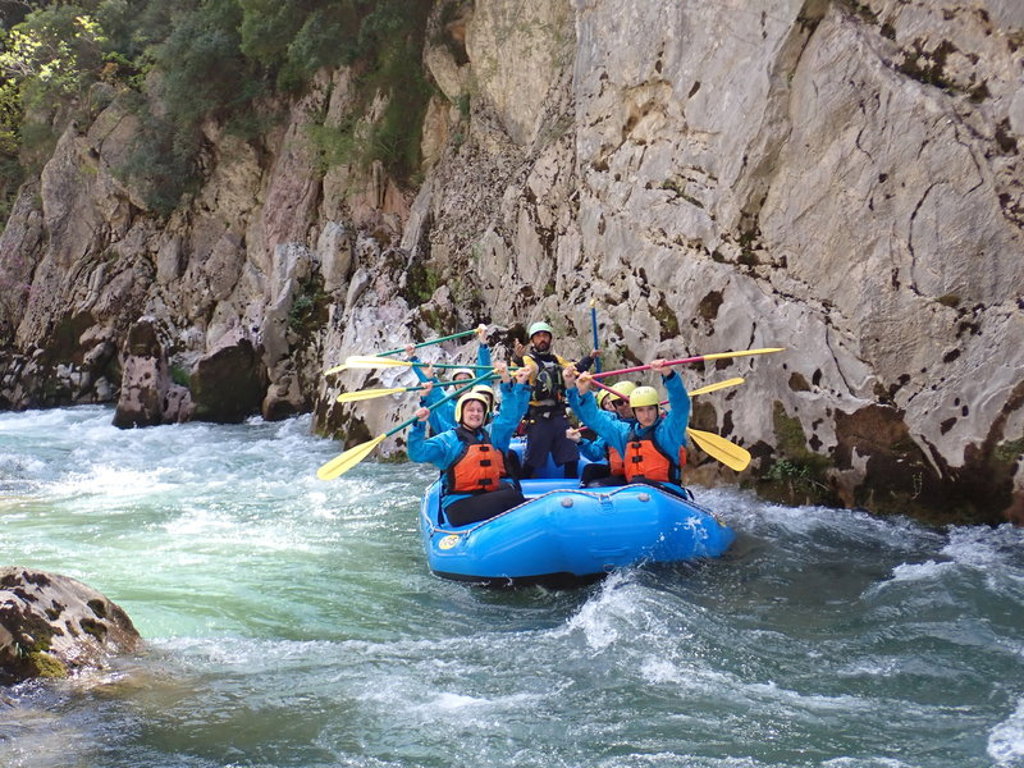 Gezin raften in een kloofrivier tijdens familiereis Griekenland.