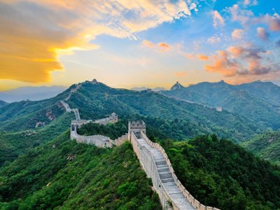 Route China: Uitzicht op berglandschap met rotsformaties en nevel.