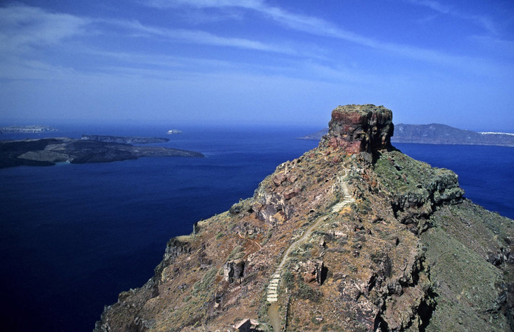 Wandelpad over rotsige klif met uitzicht op de caldera en zee bij Santorini, Griekenland.