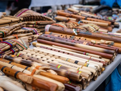 Handgemaakte panfluiten en houten fluiten op een marktkraam tijdens de Route Ecuador, 21 dagen.