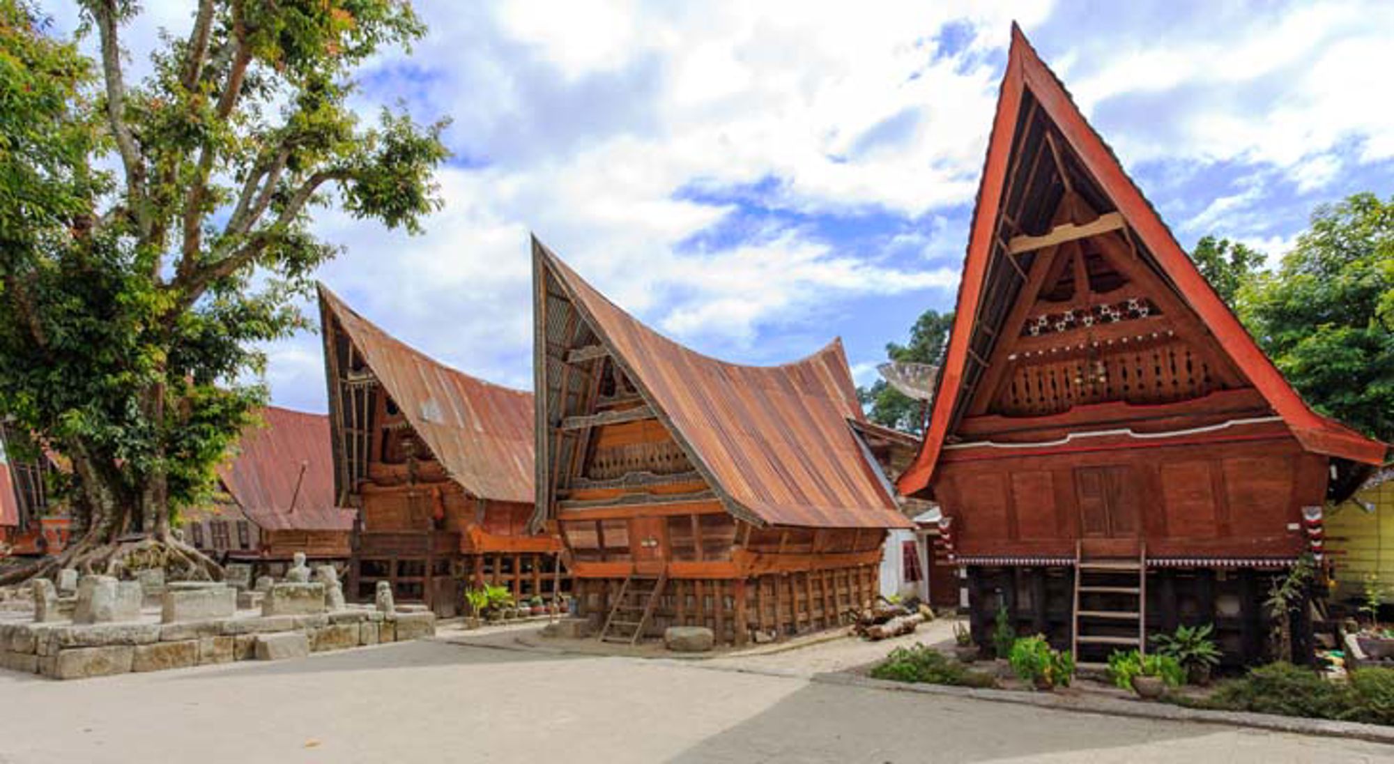 Dorp Tobameer Indonesië Traditionele Indonesische tempel met pagodedaken tussen palmbomen.