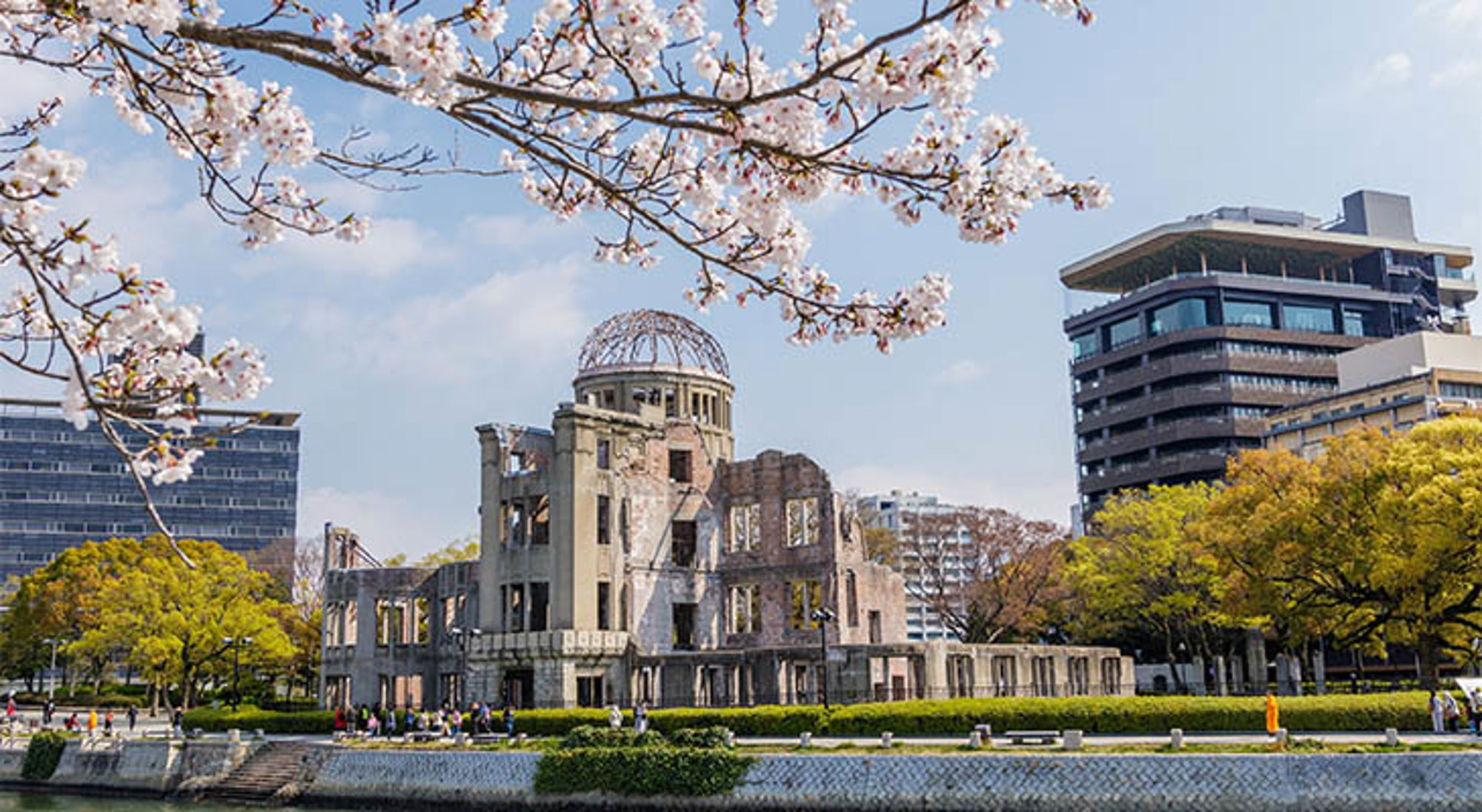 Hiroshima dome Kersenbloesem bij de Atomic Bomb Dome in Hiroshima Peace Memorial Park, Japan.