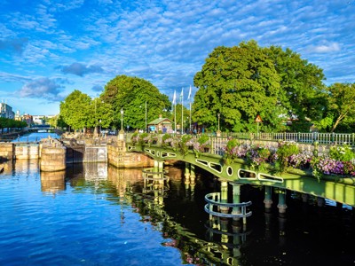 Groene brug met bloemen over een kanaal in Göteborg, tijdens de Route Scandinavië.