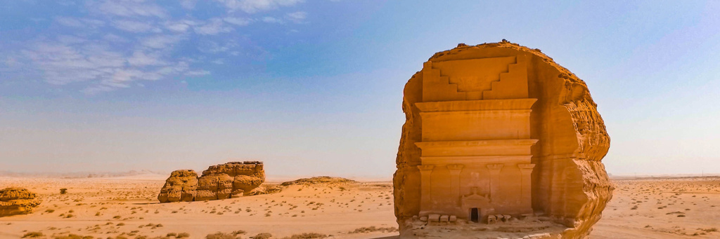 Rotsgraf in Hegra (AlUla) in de woestijn van Saoedi-Arabië tijdens een groepsrondreis.