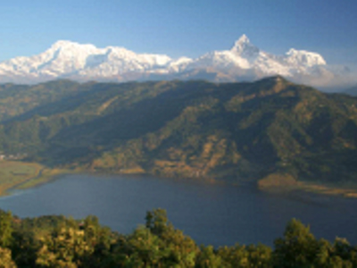 Uitzicht op het Phewa-meer bij Pokhara met de besneeuwde Annapurna-bergen op de achtergrond.
