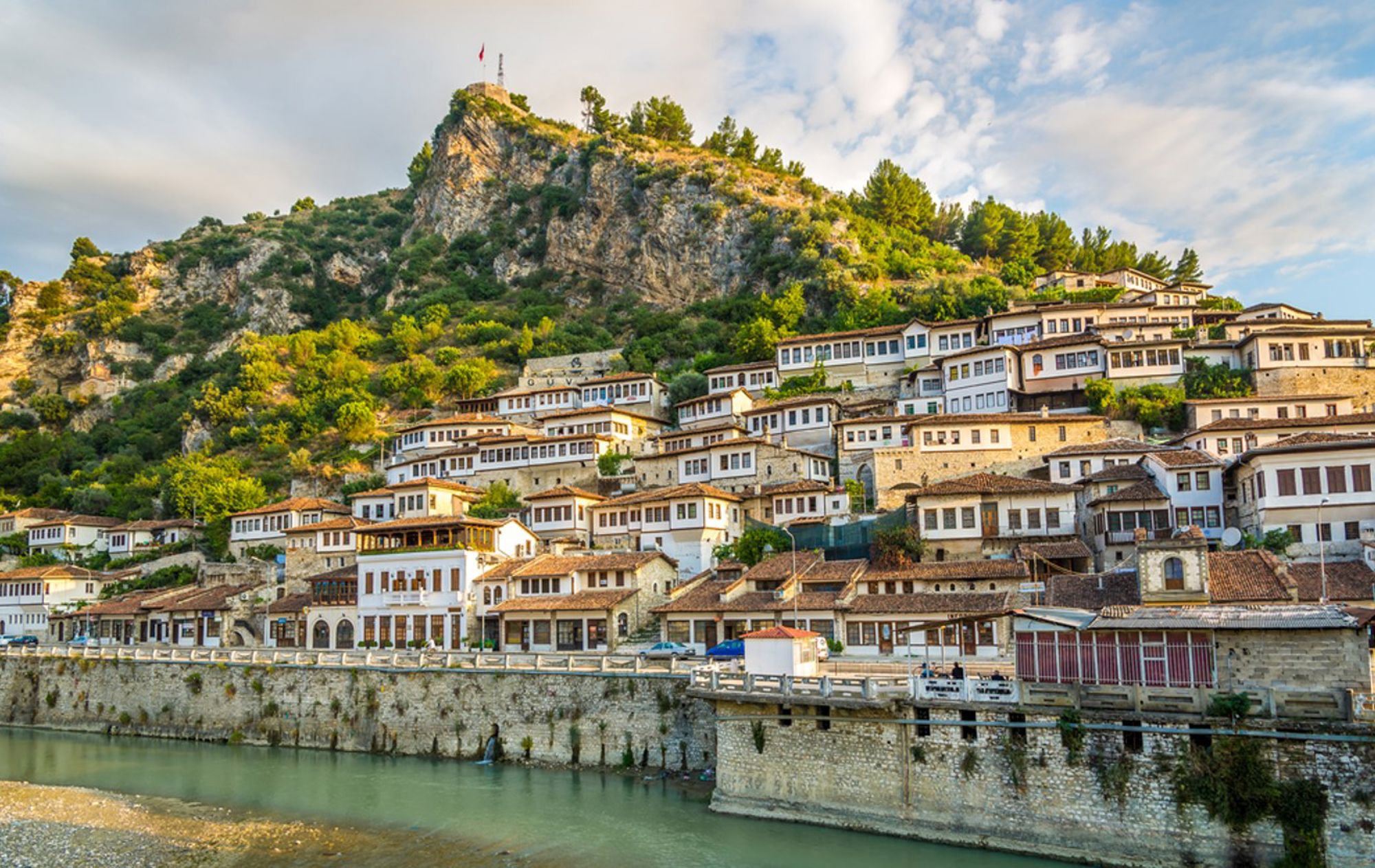 Uitzicht op de historische wijk Mangalem in Berat, Albanië.