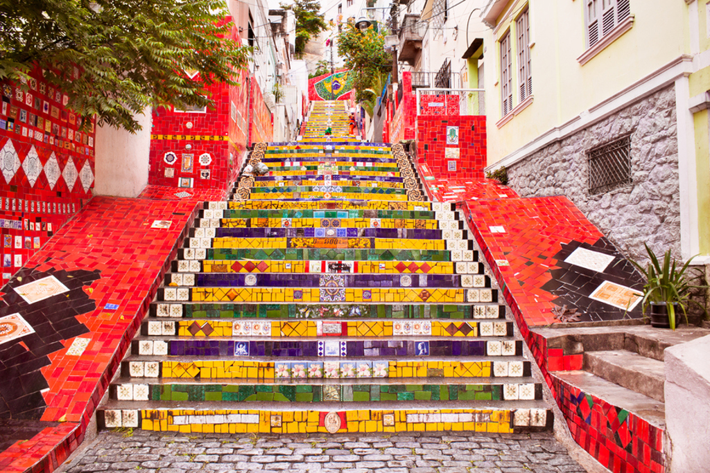 Gekleurde Selarón-trappen in Rio de Janeiro tijdens een 22-35ers reis Brazilië.