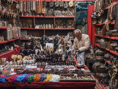 Souvenirwinkel op een markt in Noord-India met beeldjes, sieraden en metalen schalen.