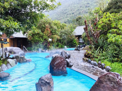 Warmwaterbaden in Papallacta, Ecuador, omringd door groen en bergen.