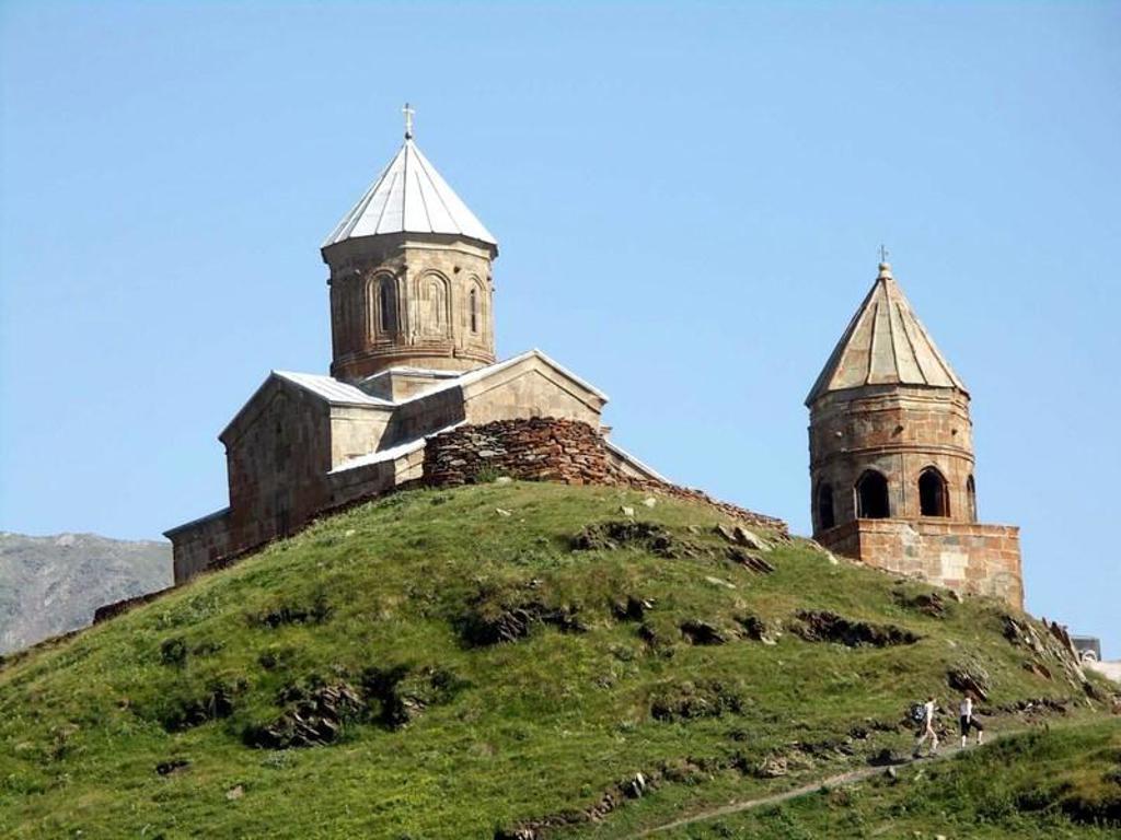 Kloostercomplex Jvari bij Mtskheta, Georgië, met kerkkoepel en toren tegen de lucht.