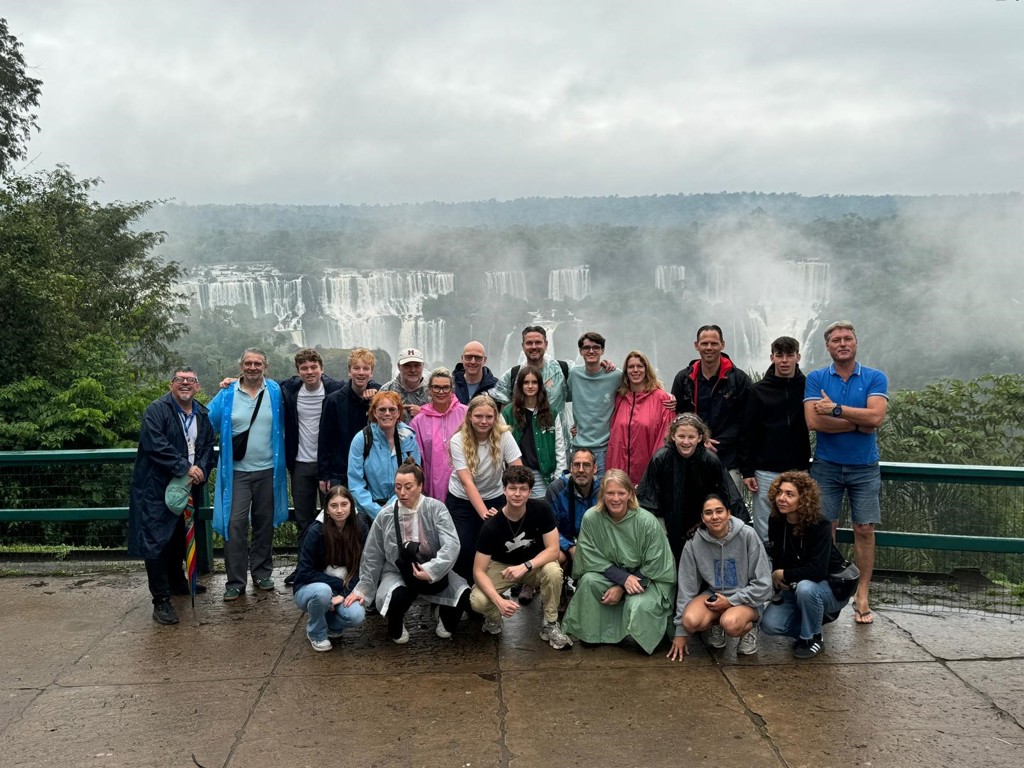 Groepsfoto van een familiereis bij de Iguazú-watervallen in Argentinië en Brazilië.