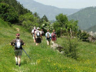 Wandelaars met rugzakken op een bergpad in de Bulgaarse Balkan.