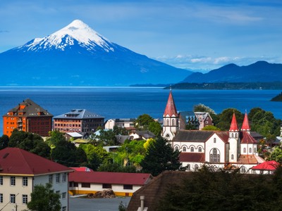 Uitzicht op Puerto Varas met de Iglesia del Sagrado Corazón en vulkaan Osorno aan het Llanquihue-meer.