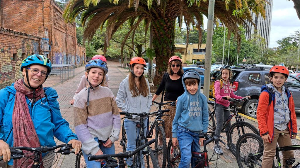 Familie in een hangmat tussen palmbomen tijdens een familiereis Colombia.