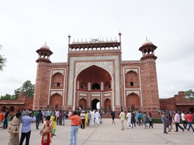 Rode toegangspoort bij de Taj Mahal in Agra tijdens de Route Noord-India.
