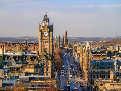 Uitzicht over Princes Street met de Balmoral Clock Tower in Edinburgh, Schotland.