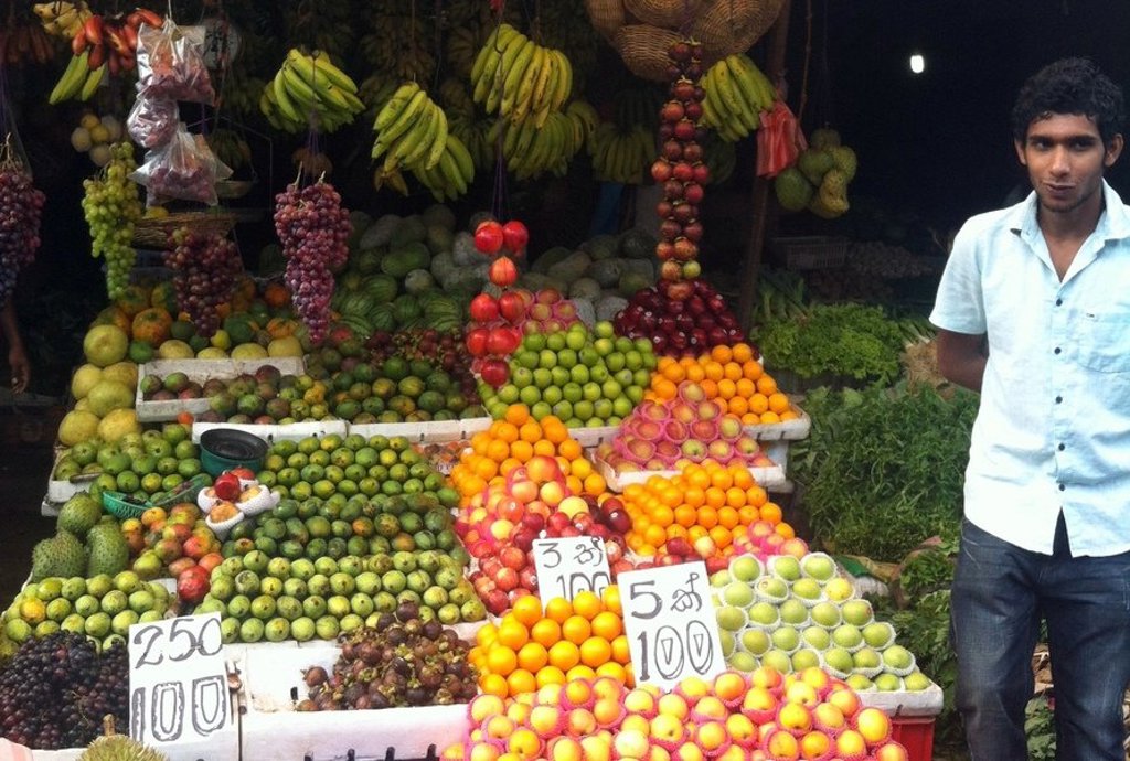 Vrouw verkoopt verse vis op een lokale markt tijdens de groepsrondreis Sri Lanka en Malediven.