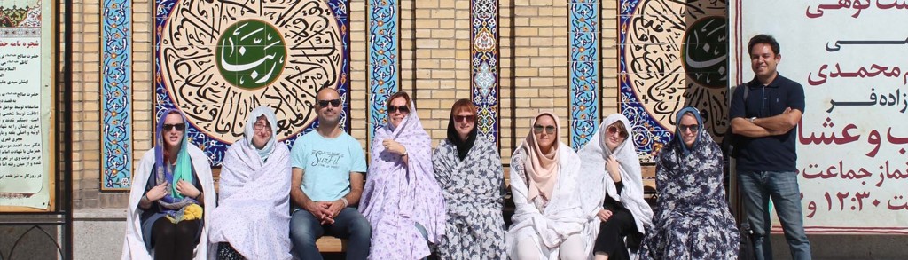 Groepsreizigers bij een met tegels versierde moskee in Iran tijdens een rondreis Iran.