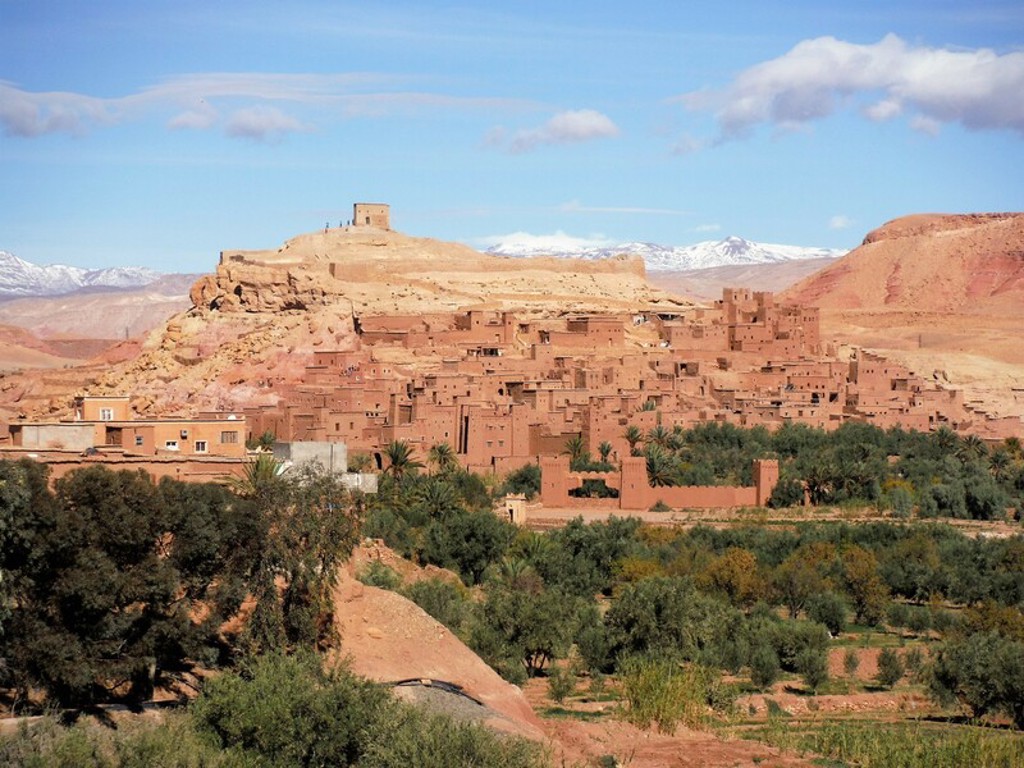 Aït Ben Haddou kasbah in Marokko, met lemen huizen en palmoase tegen de Atlasbergen.