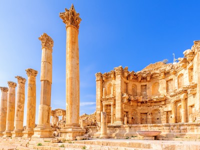 Zuilen en ruïnes van de Romeinse stad Jerash in Jordanië, onderdeel van de Route Jordanië.