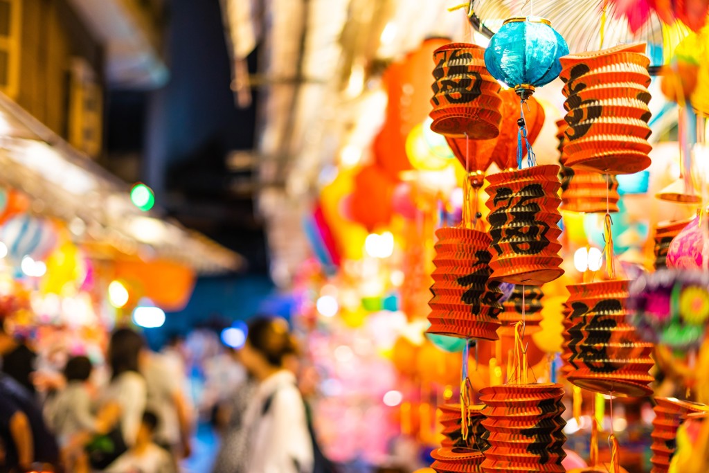Kleurrijke lampionnen op een avondmarkt tijdens een 22-35ers reis door Vietnam.