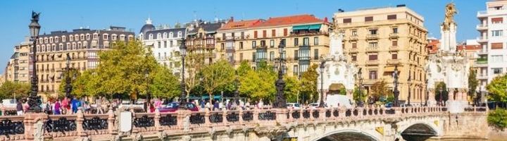 Uitzicht op de Maria Cristina-brug en de stad San Sebastián aan de rivier Urumea, Spanje.