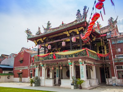 Chinese tempel in George Town, Penang, met rode lampionnen en rijk versierde daken.