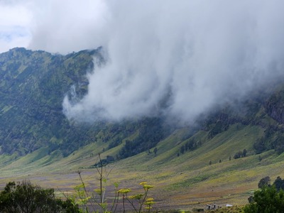 Groene vulkaanhellingen met laaghangende wolken op Java tijdens de route Sumatra, Java en Bali.