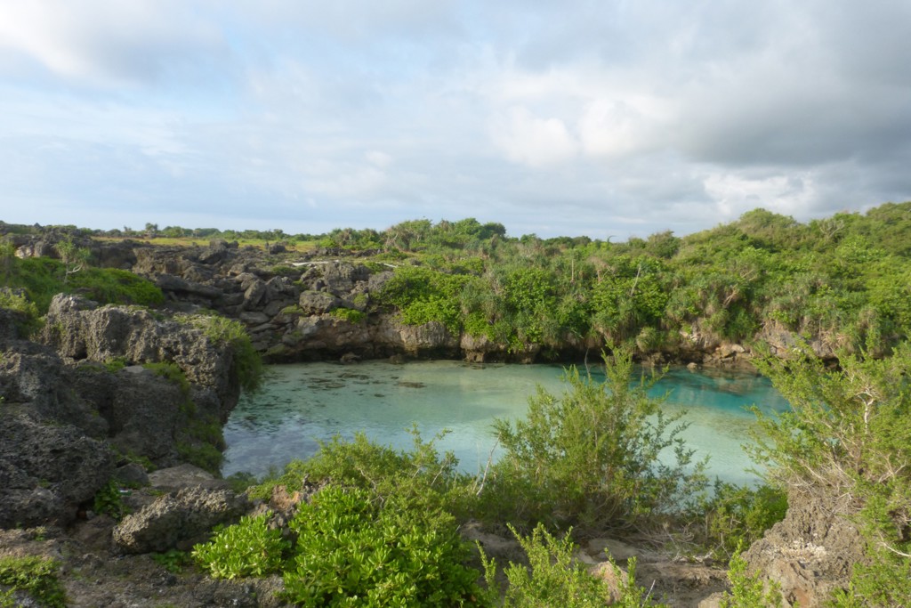 Turquoise lagune tussen rotsen en groen op Timor tijdens rondreis Timor, Sumba & Bali.