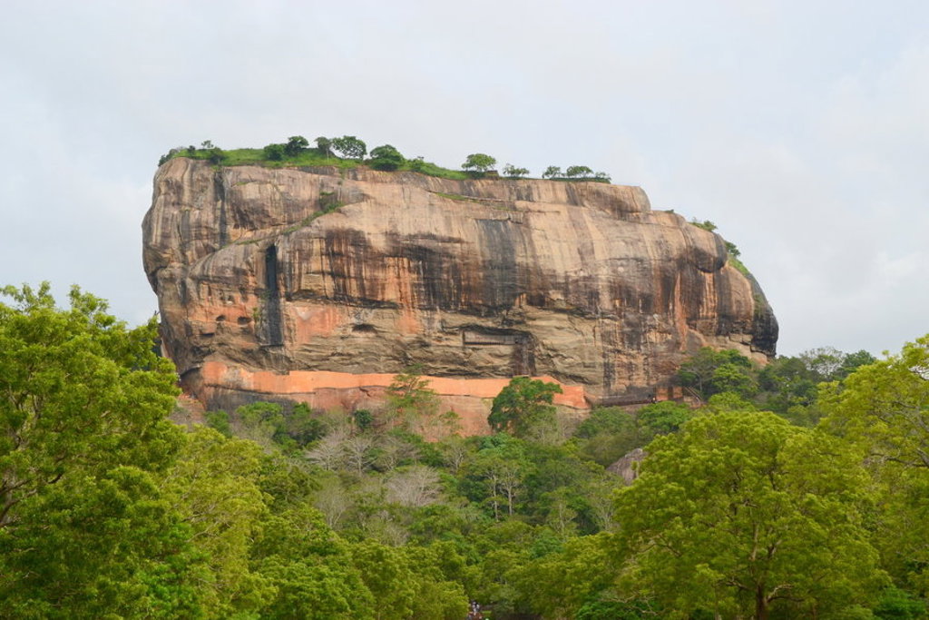 Sigiriya-rots (Leeuwenrots) in Sri Lanka, omringd door groen tropisch bos.