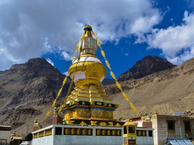 Gouden boeddhistische stupa in de bergen van Ladakh tijdens de Route Spiti & Ladakh.