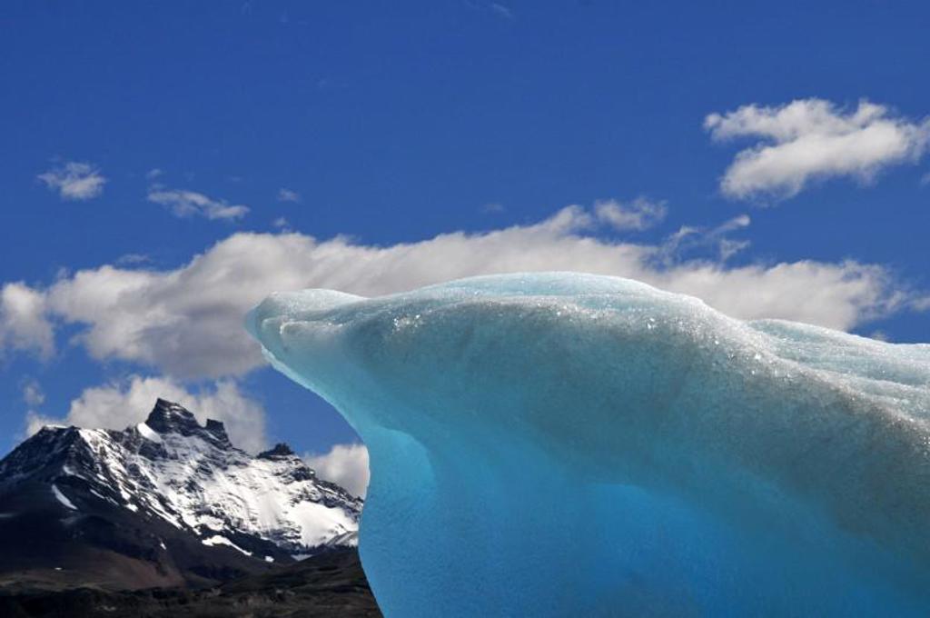 Blauwe gletsjer met besneeuwde bergtoppen in Patagonië tijdens de groepsrondreis Patagonië en Paaseiland.