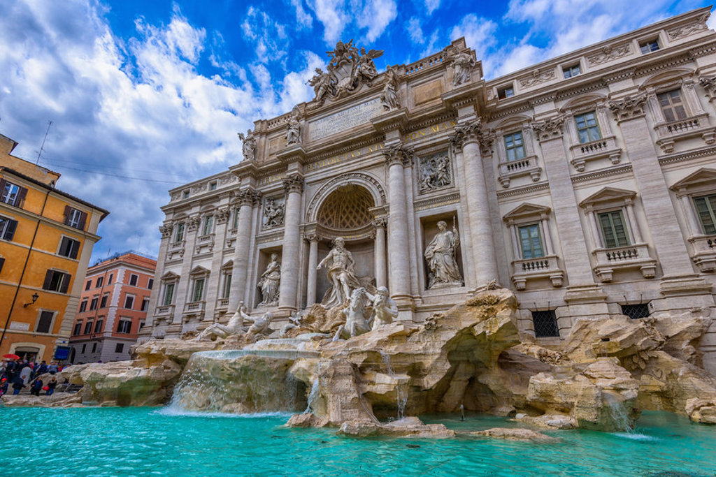 Trevifontein in Rome met barokke beelden en turquoise water, highlight tijdens groepsrondreis Italië.