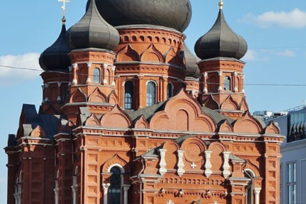Rode orthodoxe kathedraal met zwarte uivormige koepels in Rusland, tijdens groepsrondreis Rusland hoogtepunten.