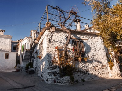 Witgekalkte huizen in een bergdorp in de Sierra Nevada, route 8-daagse wandelvakantie bij Granada.