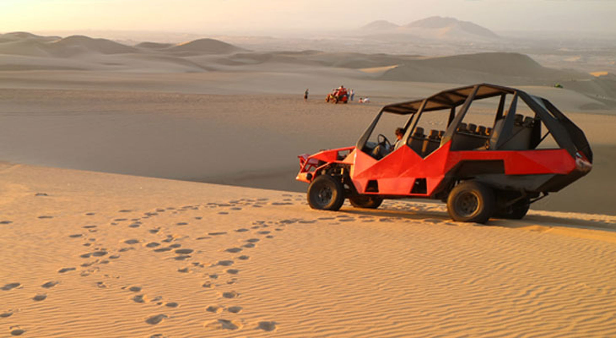 Buggytocht Huacachina Rode duinbuggy tijdens een tocht door de zandduinen van Huacachina, Peru.