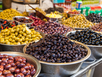 Schalen met olijven en gedroogd fruit op een markt in Israël.