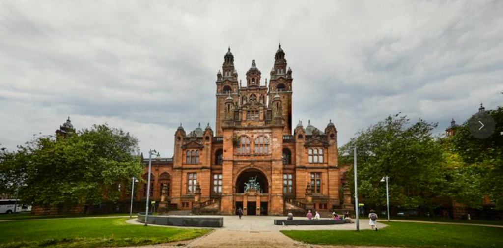 Hoofdgebouw van de Universiteit van Glasgow tijdens een groepsrondreis door Schotland.